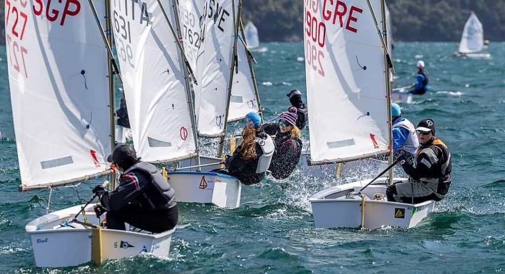 optimist sailboats racing